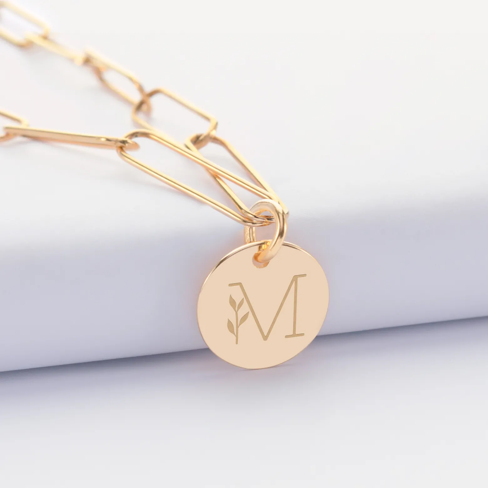 Collier personnalisé grandes mailles médaille gravée plaqué or 15 mm