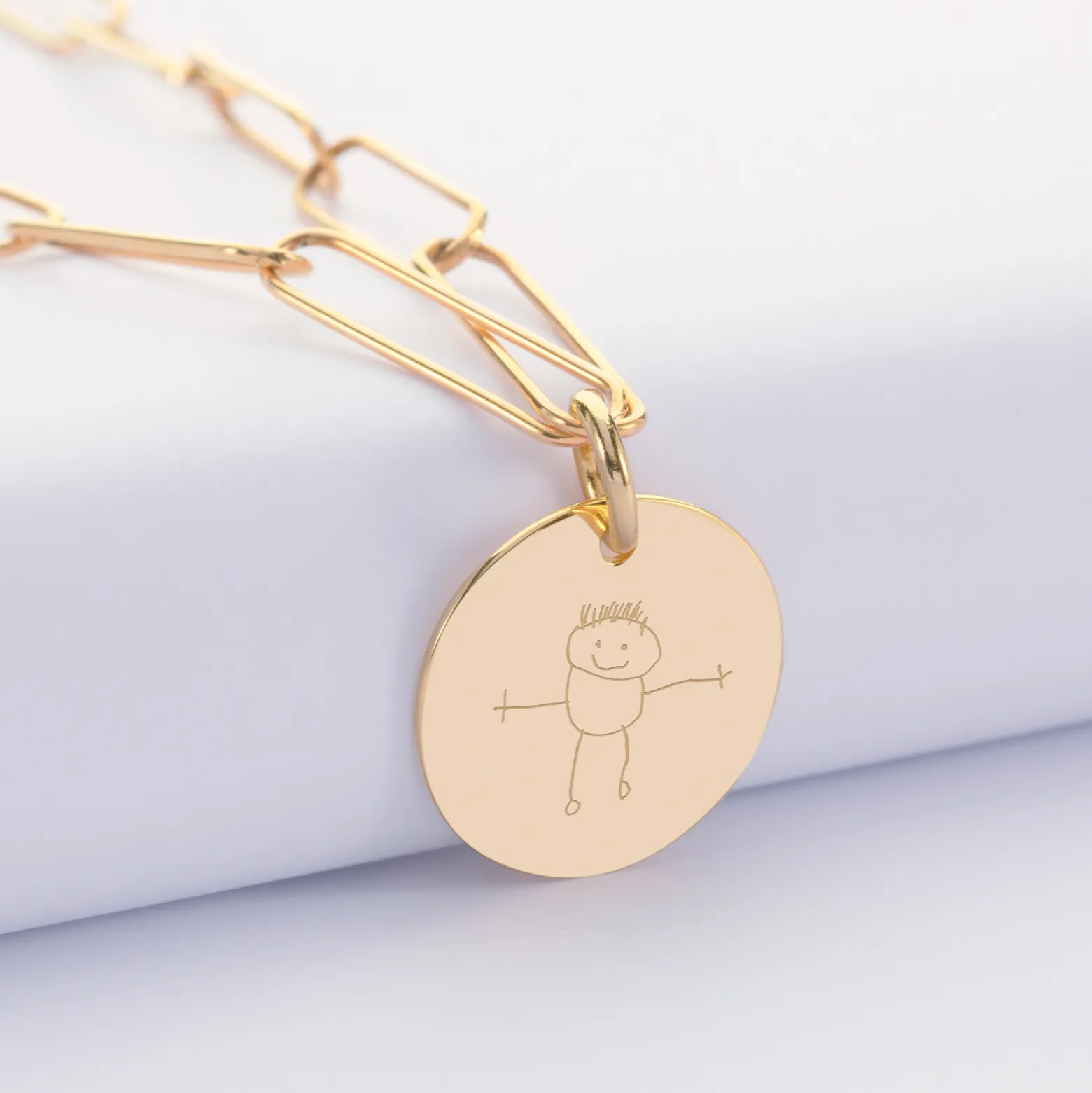 Collier personnalisé grandes mailles médaille gravée plaqué or 19 mm
