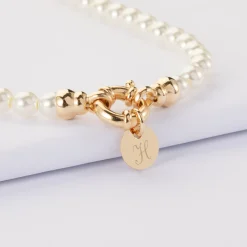 Collier personnalisé perles de Majorque fermoir marin médaille gravée plaqué or 10 mm