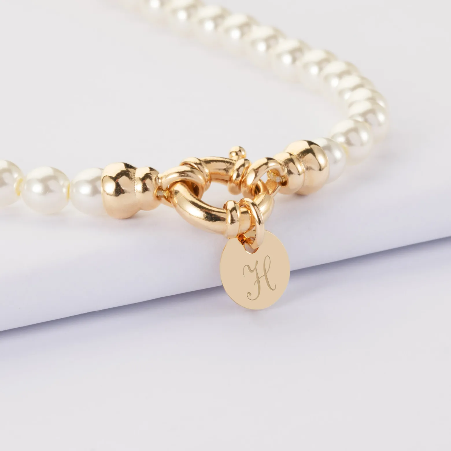 Collier personnalisé perles de Majorque fermoir marin médaille gravée plaqué or 10 mm