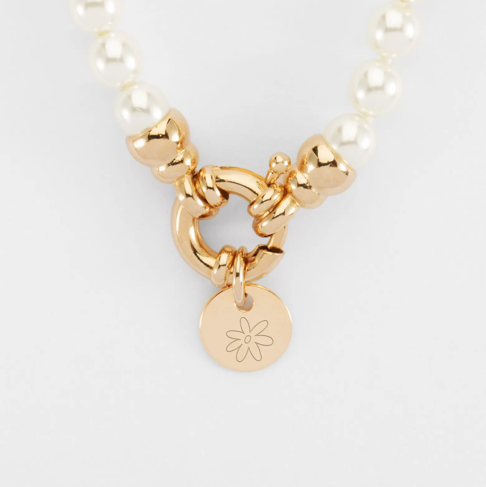 Collier personnalisé perles de Majorque fermoir marin médaille gravée plaqué or 10 mm
