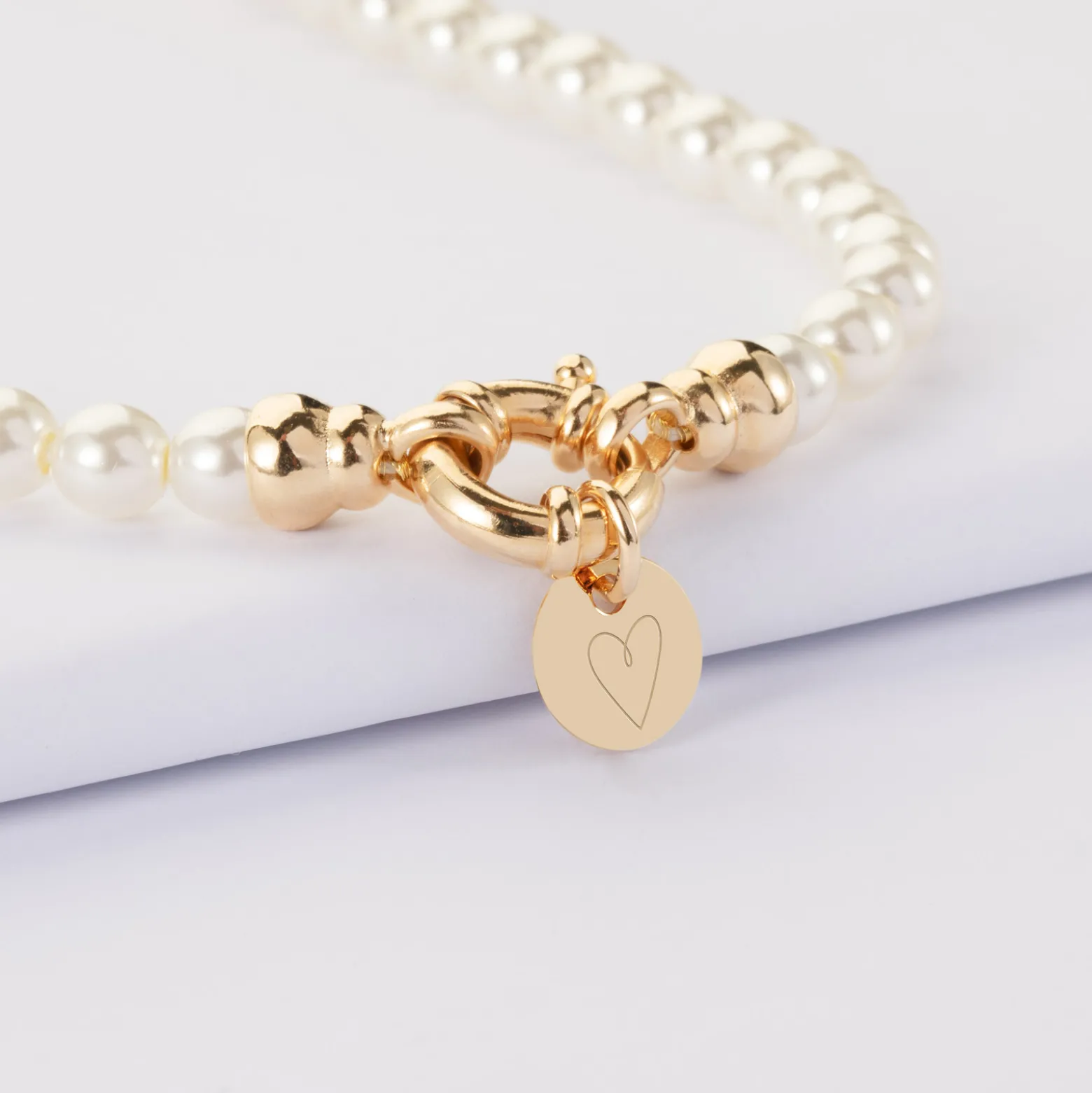 Collier personnalisé perles de Majorque fermoir marin médaille gravée plaqué or 10 mm