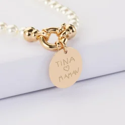 Collier personnalisé perles de Majorque fermoir marin médaille gravée plaqué or 19 mm