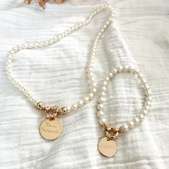 Collier personnalisé perles de Majorque fermoir marin médaille gravée plaqué or 19 mm