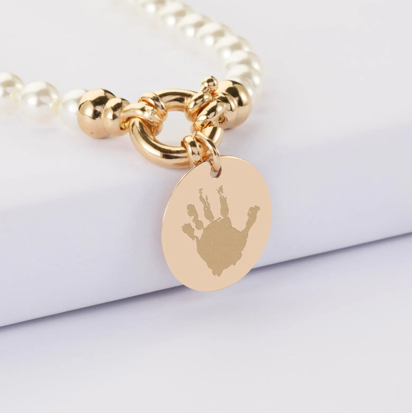 Collier personnalisé perles de Majorque fermoir marin médaille gravée plaqué or 19 mm