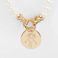 Collier personnalisé perles de Majorque fermoir marin médaille gravée plaqué or 19 mm