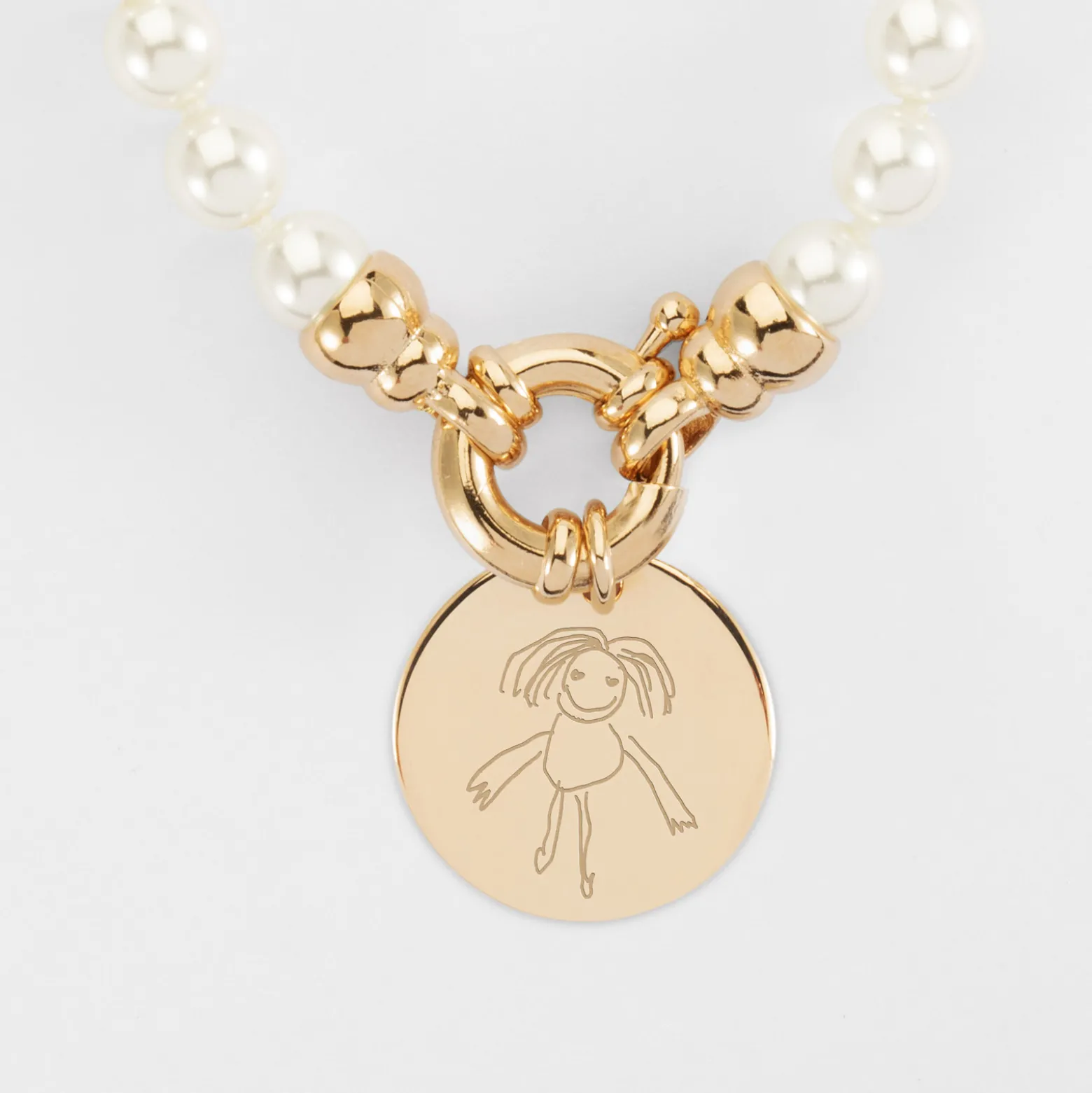 Collier personnalisé perles de Majorque fermoir marin médaille gravée plaqué or 19 mm