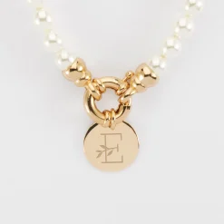 Collier personnalisé perles de Majorque fermoir marin médaille gravée plaqué or 15 mm