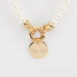 Collier personnalisé perles de Majorque fermoir marin médaille gravée plaqué or 15 mm