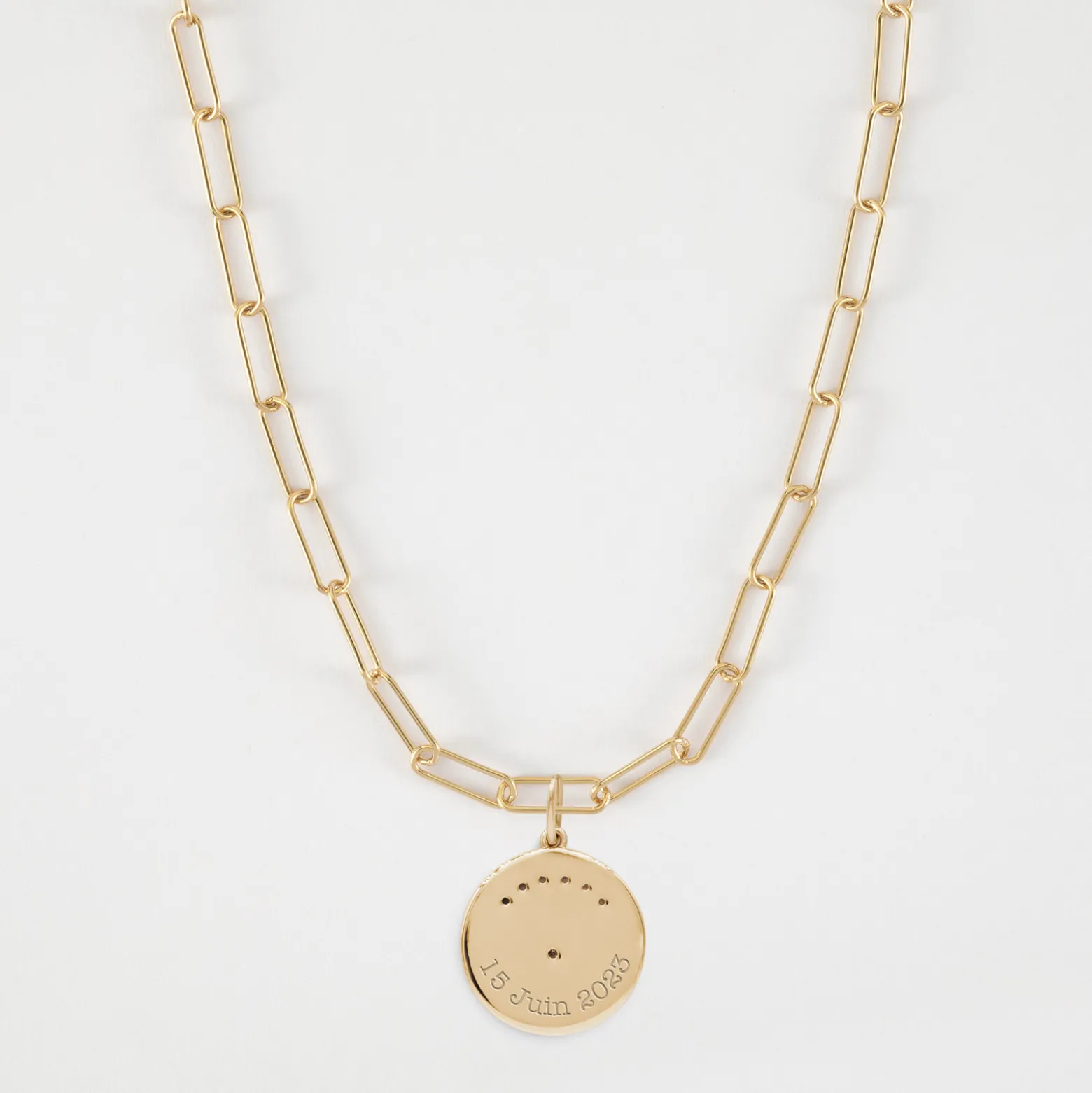 Collier personnalisé petites mailles médaille Lune zircons crépuscule gravée plaqué or 16 mm