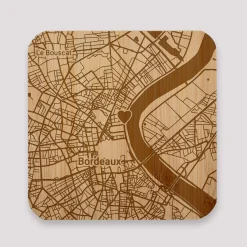 Dessous de plat "Géo map" personnalisé gravé bambou 145x145 mm