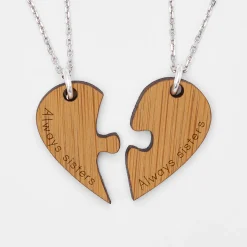 Duo de pendentifs personnalisés médailles gravées bois prénoms 