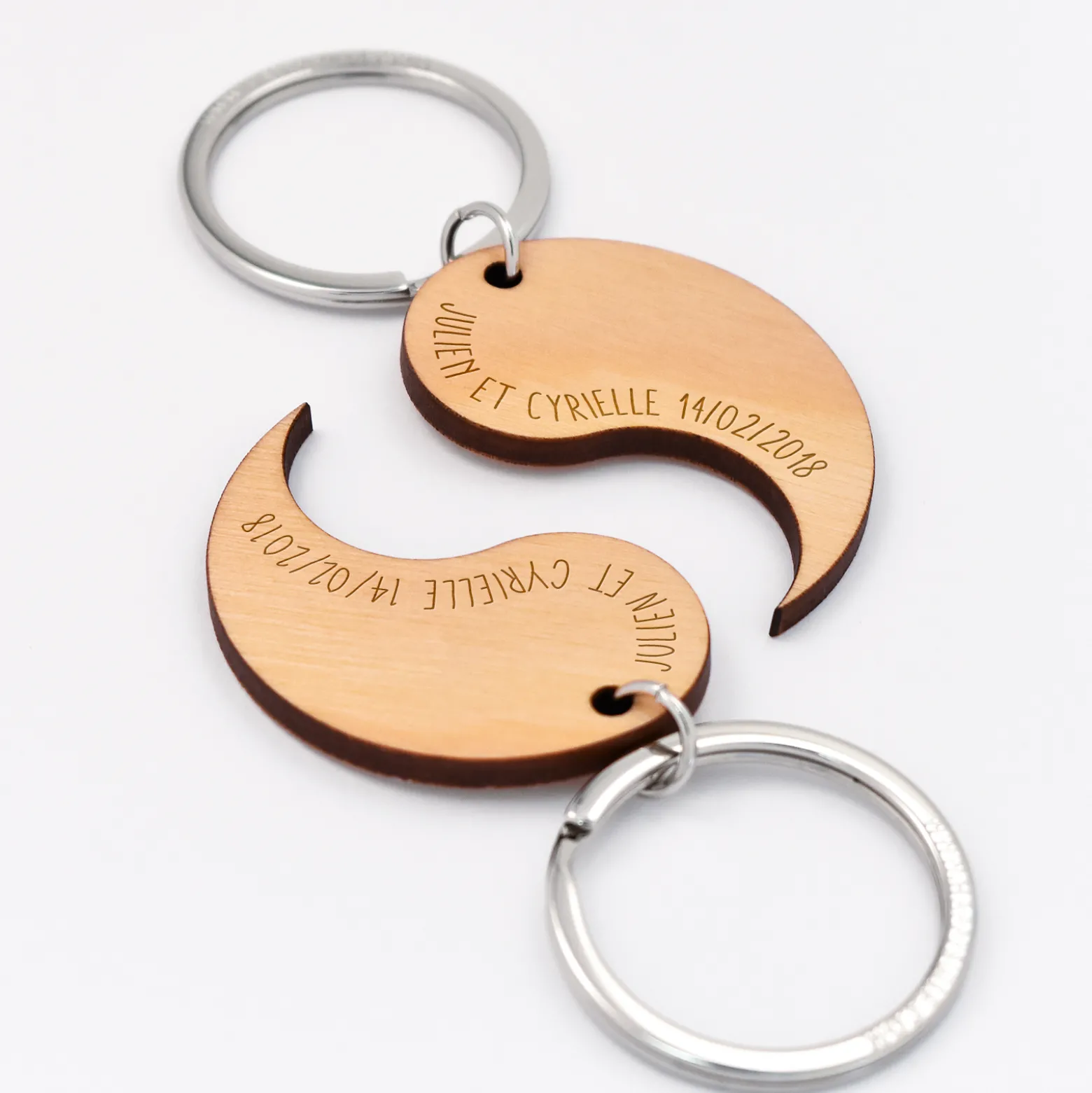 Duo de porte-clés personnalisés médailles gravées bois Yin & Yang