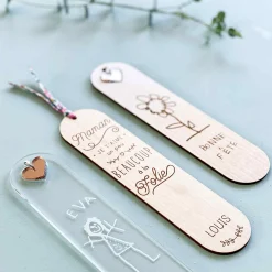 Marque page personnalisé bois gravé avec breloque coeur acrylique miroir