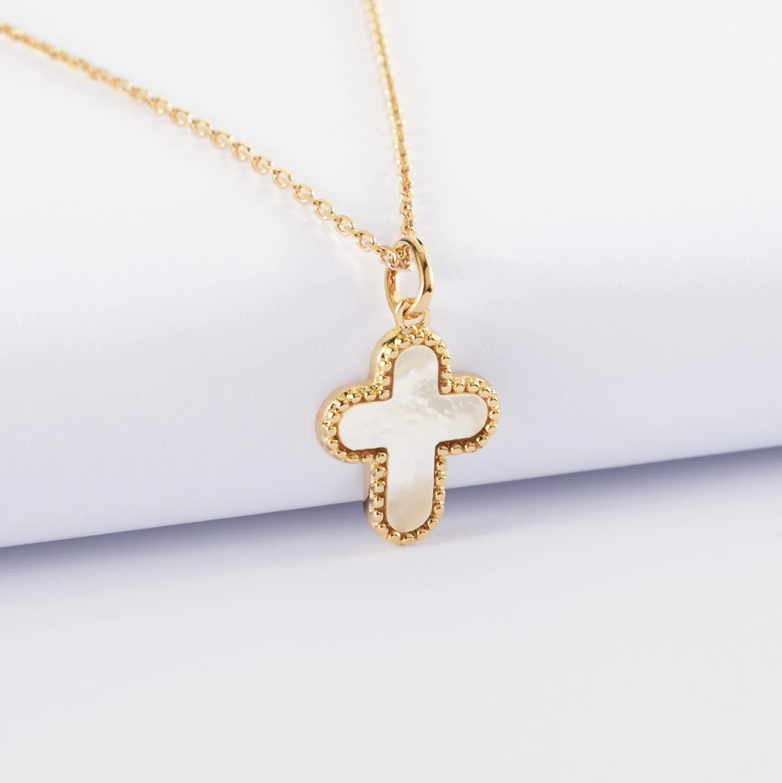 Pendentif croix nacre plaqué or 16 mm