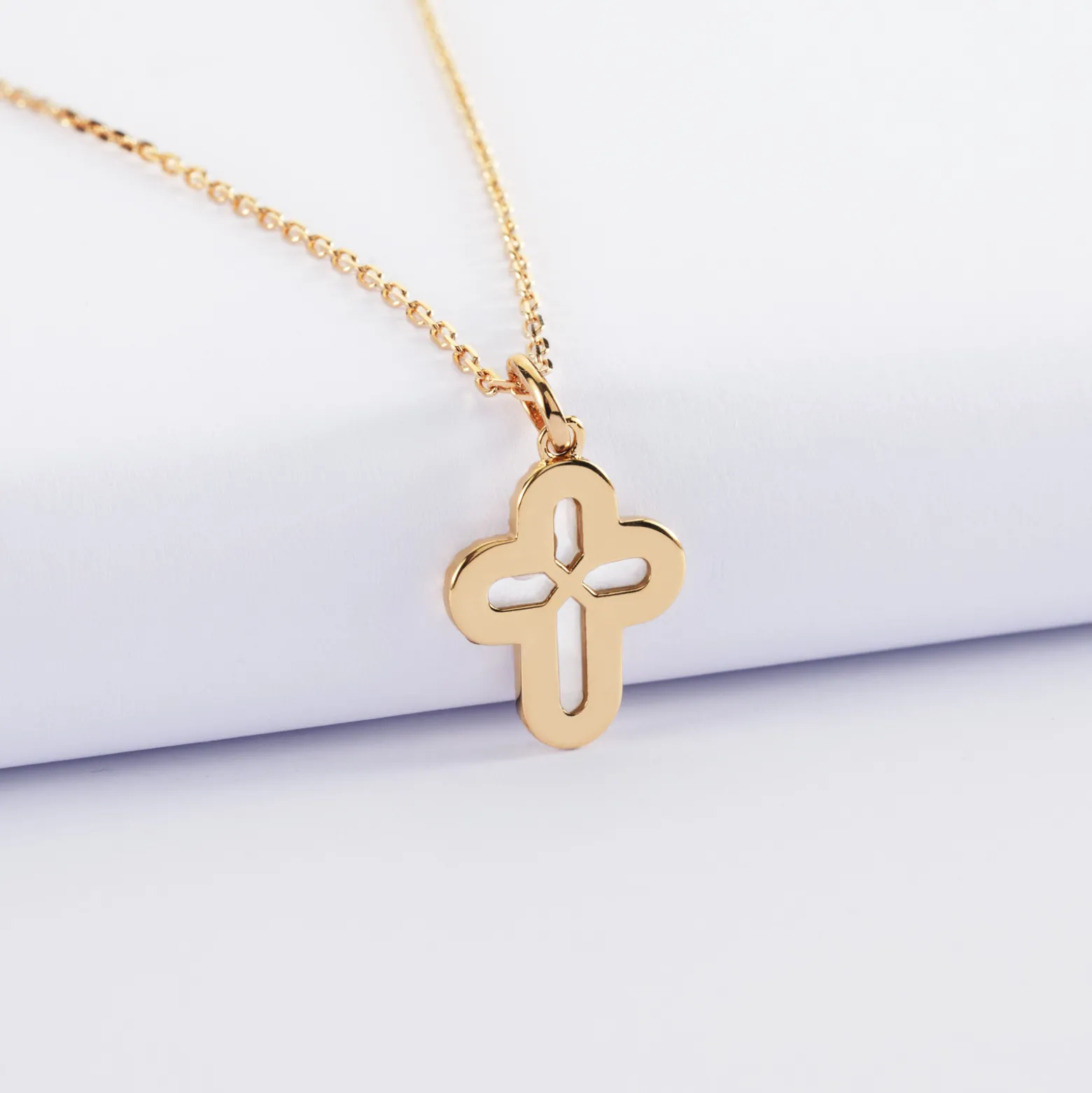 Pendentif croix nacre plaqué or 16 mm