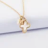 Pendentif croix nacre plaqué or 16 mm et breloque lettre initiale 5 mm