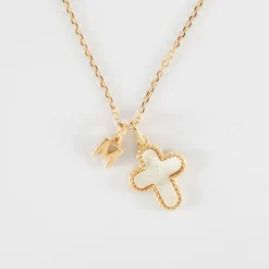 Pendentif croix nacre plaqué or 16 mm et breloque lettre initiale 5 mm