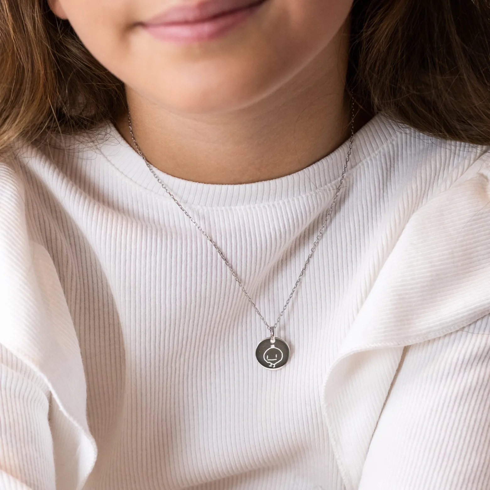 Pendentif enfant calligraphie personnalisé médaille gravée argent 15 mm