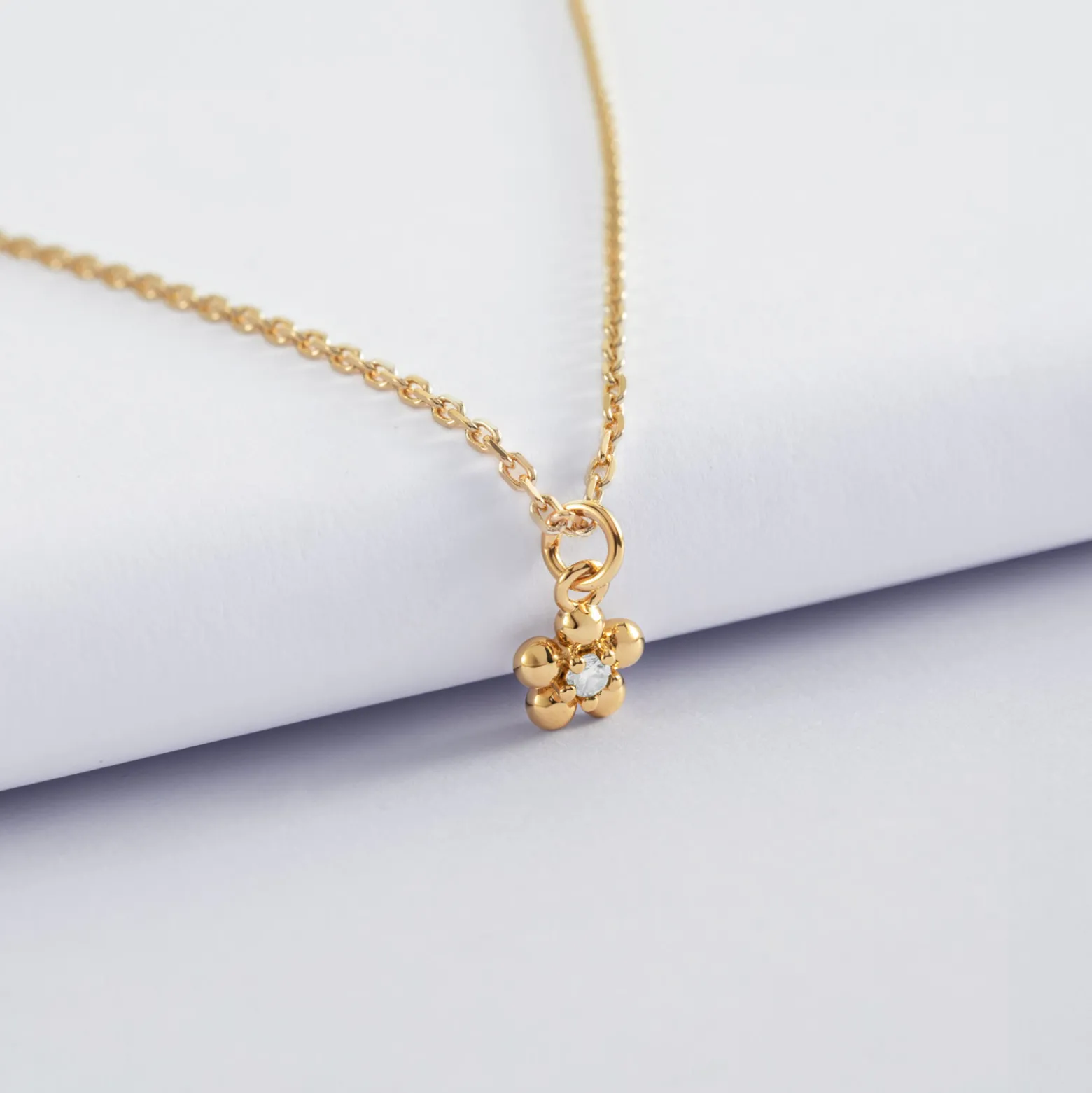 Pendentif enfant fleur zircon plaqué or 8 mm