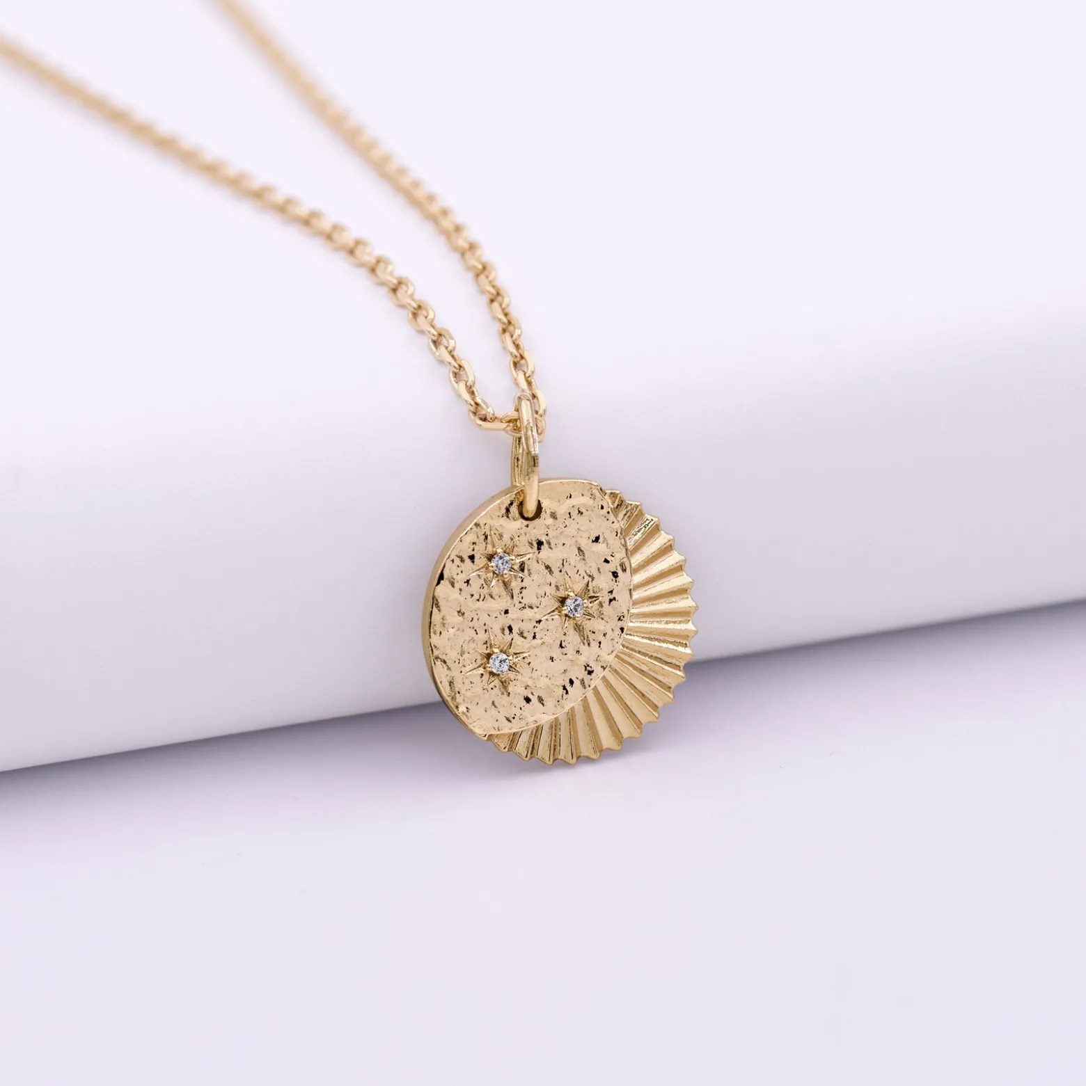 Pendentif enfant médaille Lune trio zircons plaqué or 14 mm