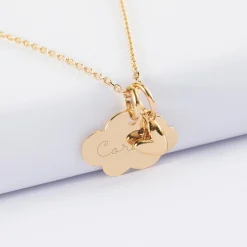 Pendentif enfant personnalisé médaille gravée plaqué or nuage 20x14 mm et breloque petit coeur bombé 7 mm - HappyBulle x Atelier Wagram