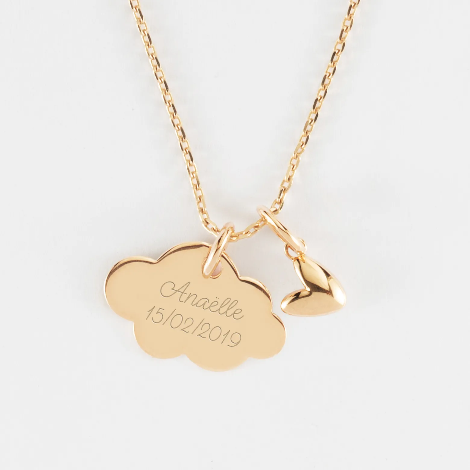 Pendentif enfant personnalisé médaille gravée plaqué or nuage 20x14 mm et breloque petit coeur bombé 7 mm - HappyBulle x Atelier Wagram