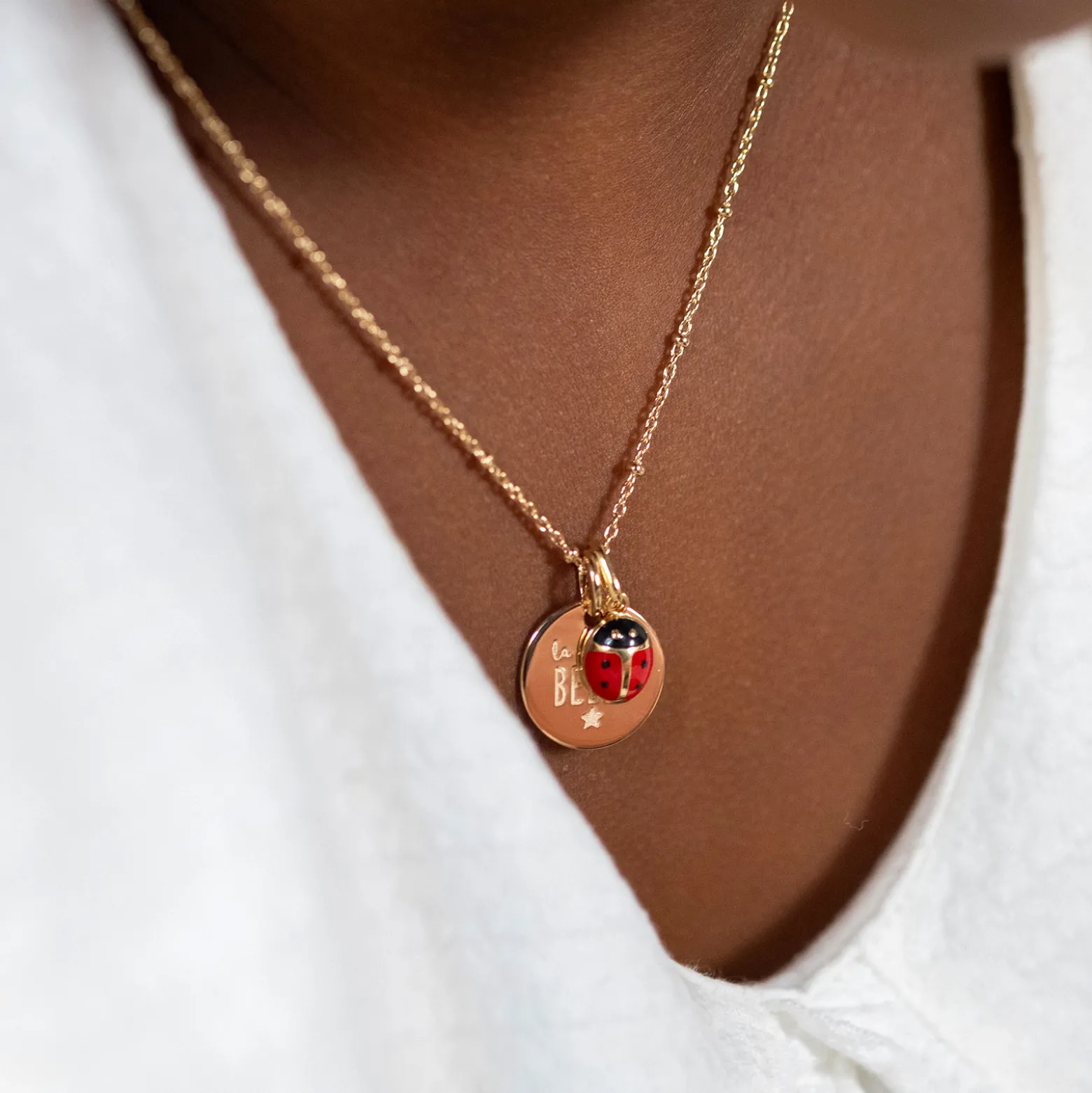 Pendentif enfant personnalisé médaille gravée plaqué or 15 mm et breloque email coccinelle 8 mm