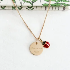 Pendentif enfant personnalisé médaille gravée plaqué or 15 mm et breloque email coccinelle 8 mm