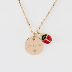 Pendentif enfant personnalisé médaille gravée plaqué or 15 mm et breloque email coccinelle 8 mm