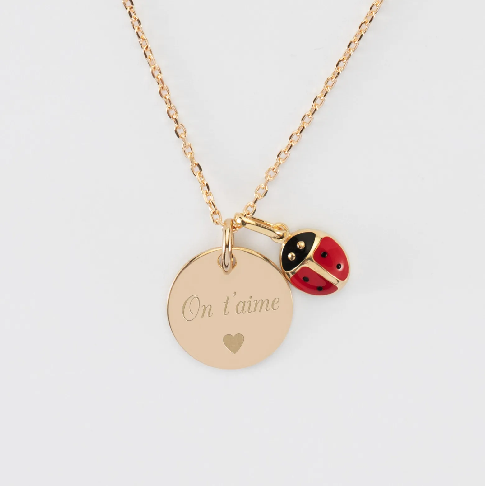 Pendentif enfant personnalisé médaille gravée plaqué or 15 mm et breloque email coccinelle 8 mm