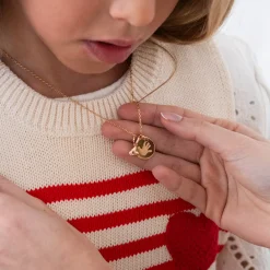 Pendentif enfant personnalisé médaille gravée plaqué or 15 mm et breloque petit coeur bombé 7 mm - HappyBulle x Atelier Wagram