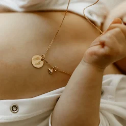 Pendentif enfant personnalisé médaille gravée plaqué or 15 mm et breloque petit coeur bombé 7 mm - HappyBulle x Atelier Wagram