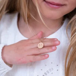Pendentif enfant personnalisé médaille gravée plaqué or lettre initiale texturée 14 mm