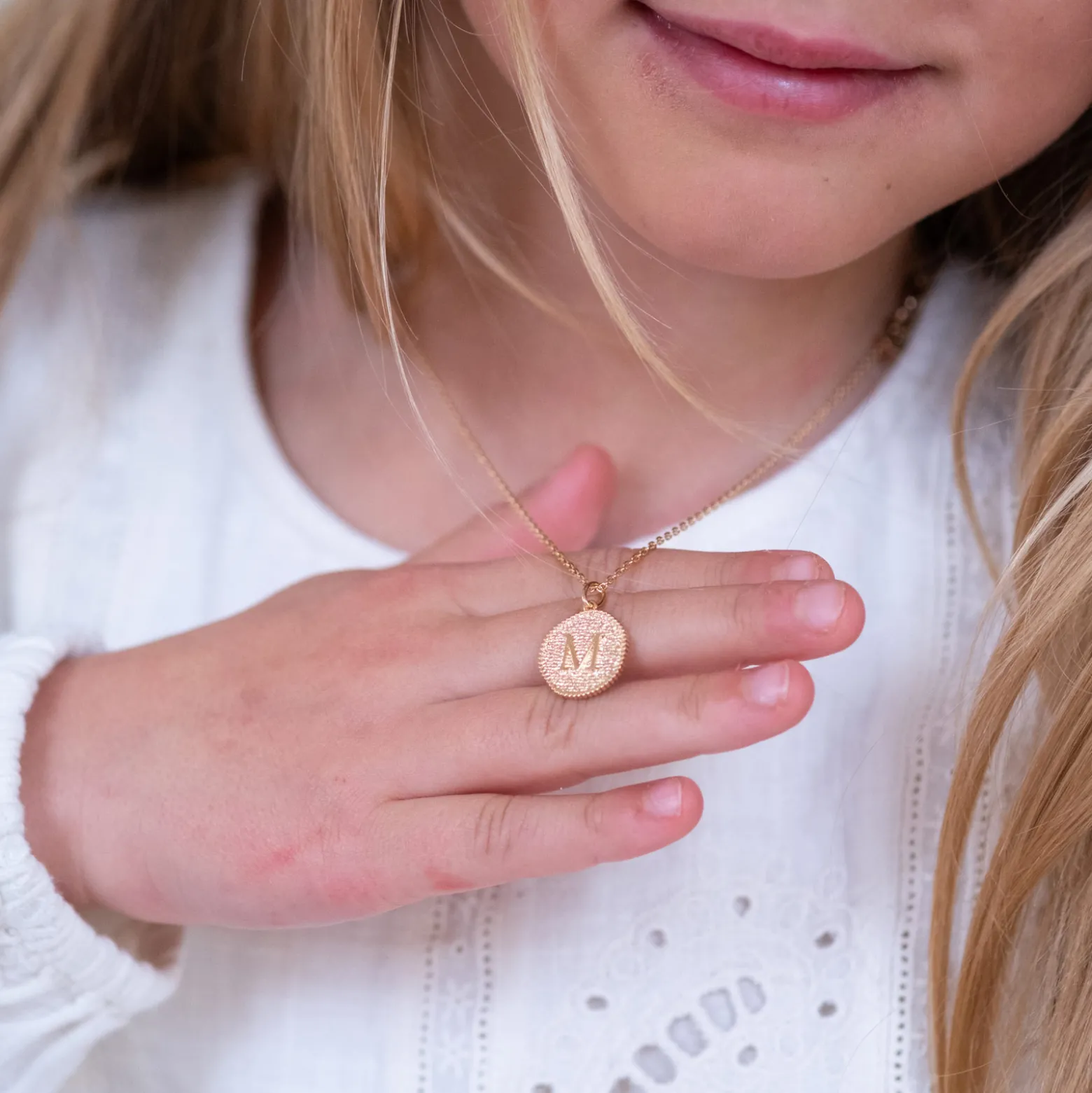 Pendentif enfant personnalisé médaille gravée plaqué or lettre initiale texturée 14 mm
