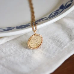 Pendentif enfant personnalisé médaille réversible contour tressé Eternelle gravée plaqué or 18 mm