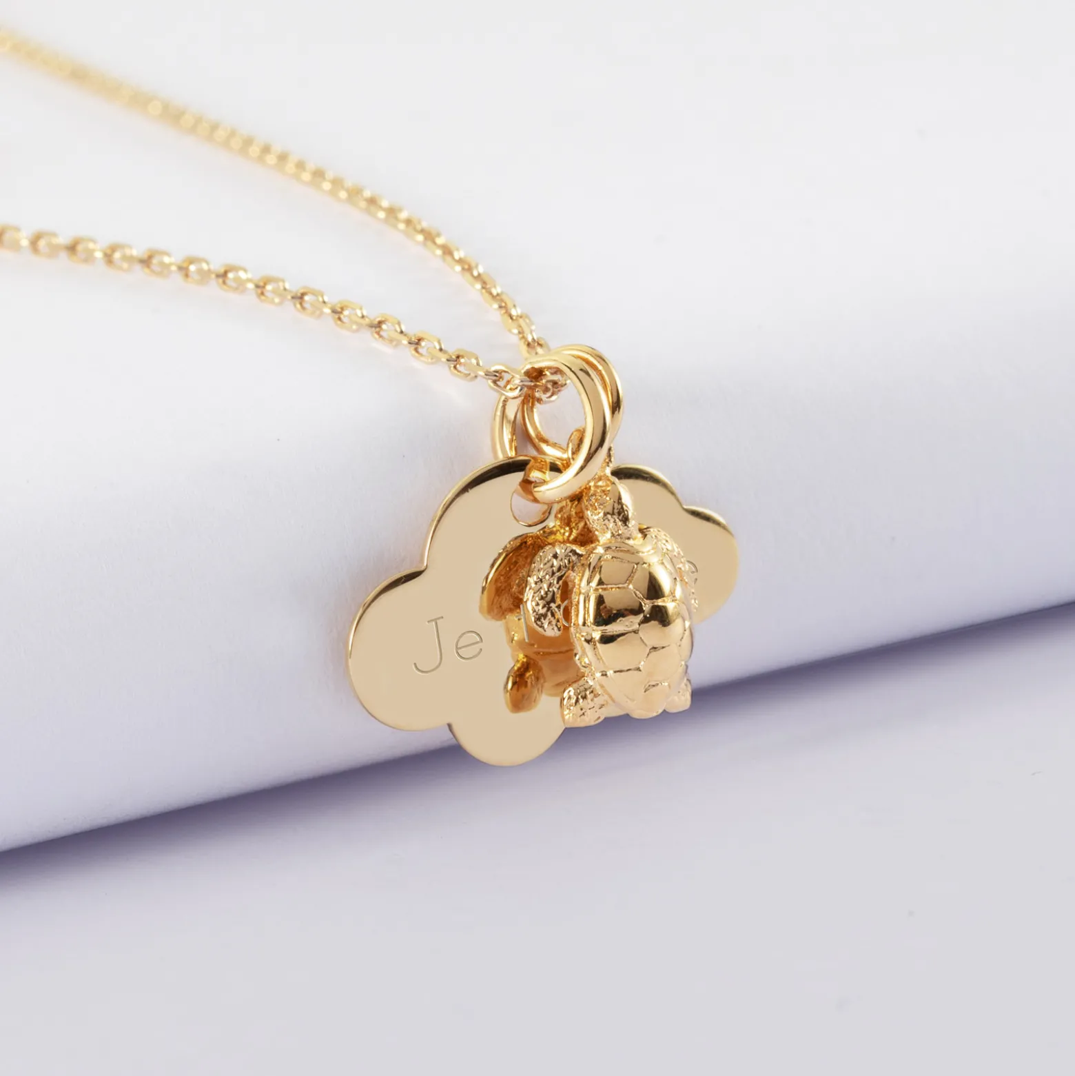 Pendentif enfant personnalisé médaille gravée plaqué or nuage 20x14 mm et breloque tortue 10 mm