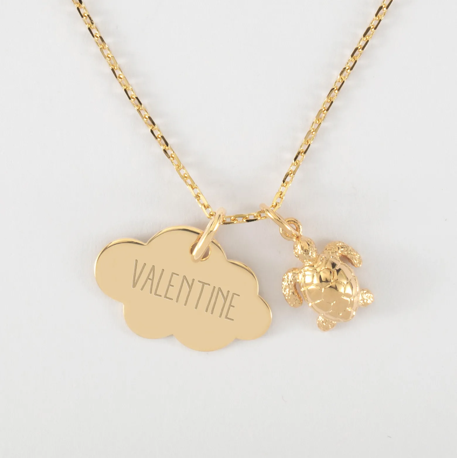 Pendentif enfant personnalisé médaille gravée plaqué or nuage 20x14 mm et breloque tortue 10 mm