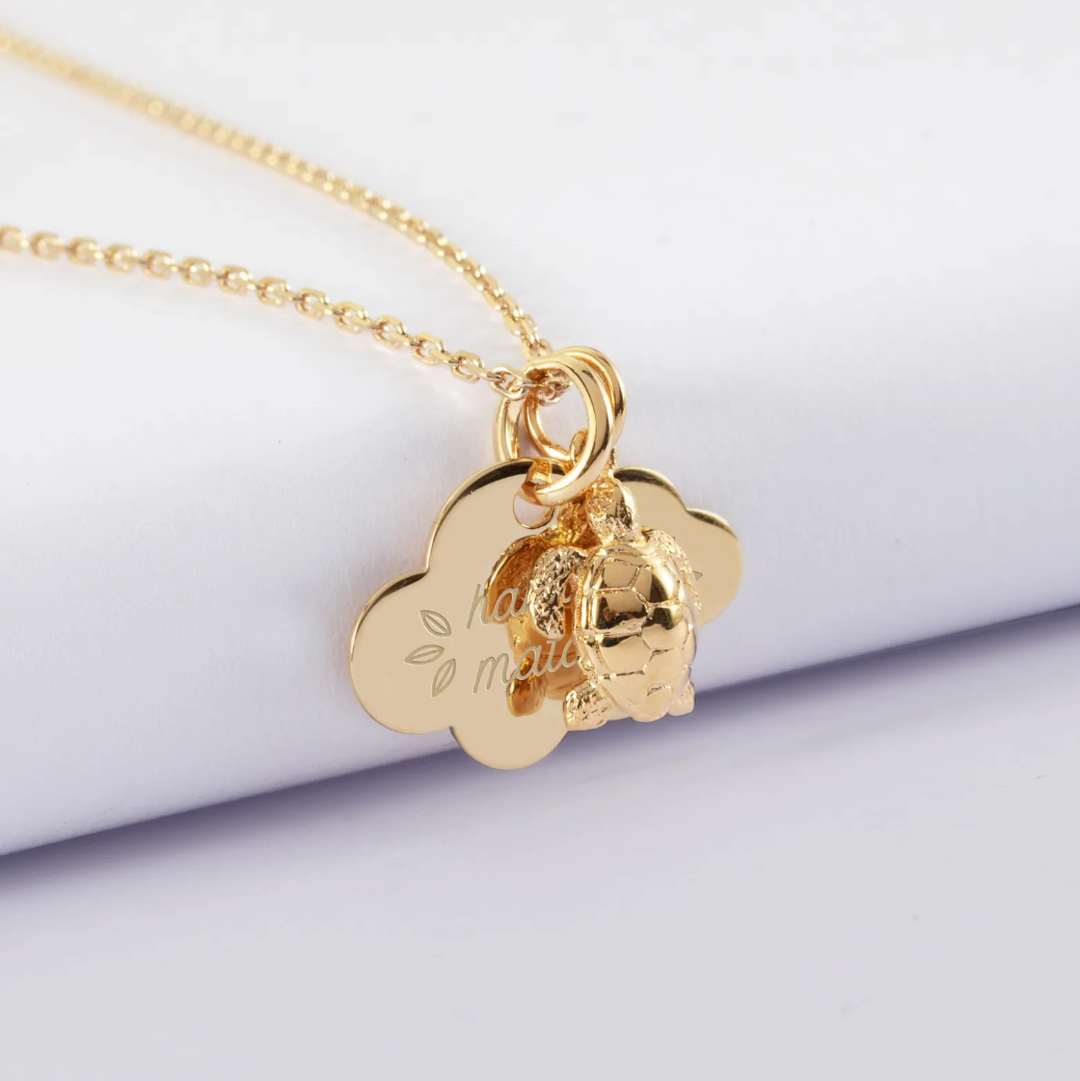 Pendentif enfant personnalisé médaille gravée plaqué or nuage 20x14 mm et breloque tortue 10 mm