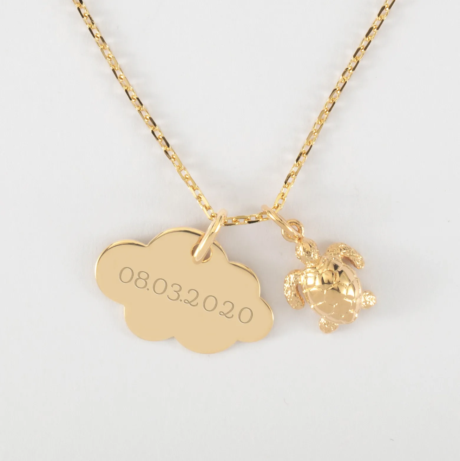 Pendentif enfant personnalisé médaille gravée plaqué or nuage 20x14 mm et breloque tortue 10 mm