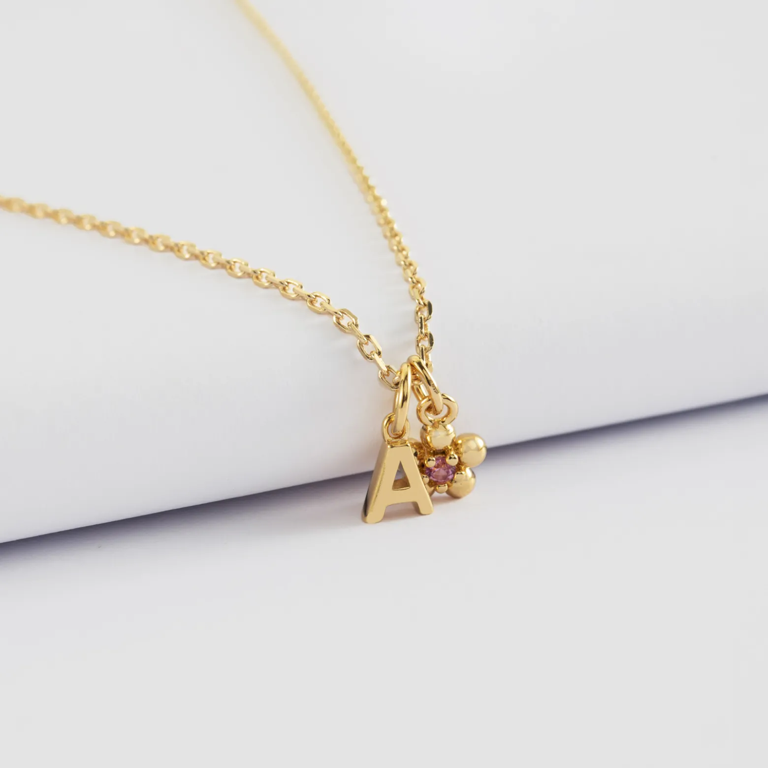 Pendentif enfant personnalisé médaille plaqué or lettre initiale 5 mm et breloque fleur zircon plaqué or 8 mm