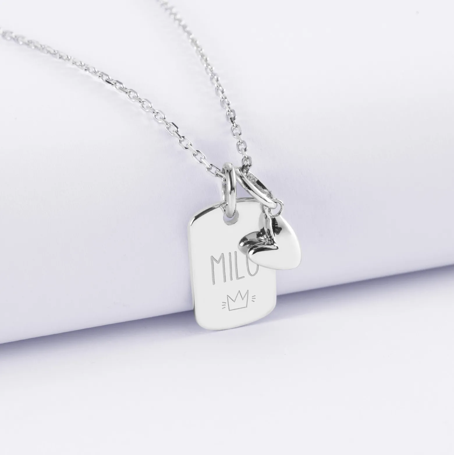 Pendentif enfant personnalisé médaille gravée argent rectangle 17x11 mm et breloque petit coeur bombé 7 mm - HappyBulle x Atelier Wagram