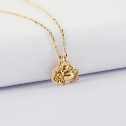 Pendentif enfant personnalisé médaille gravée plaqué or 10 mm et breloque crabe 7x12 mm