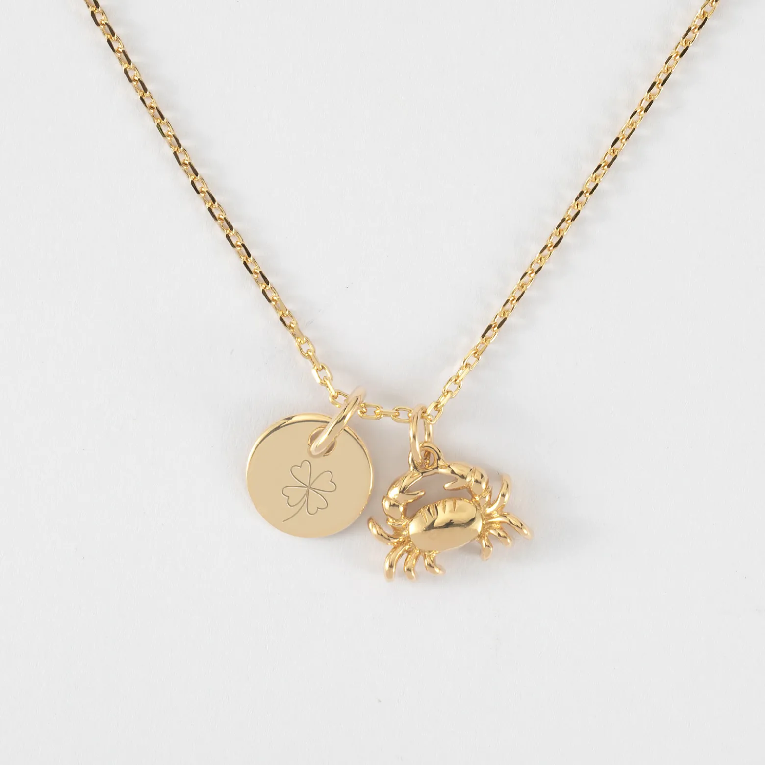 Pendentif enfant personnalisé médaille gravée plaqué or 10 mm et breloque crabe 7x12 mm