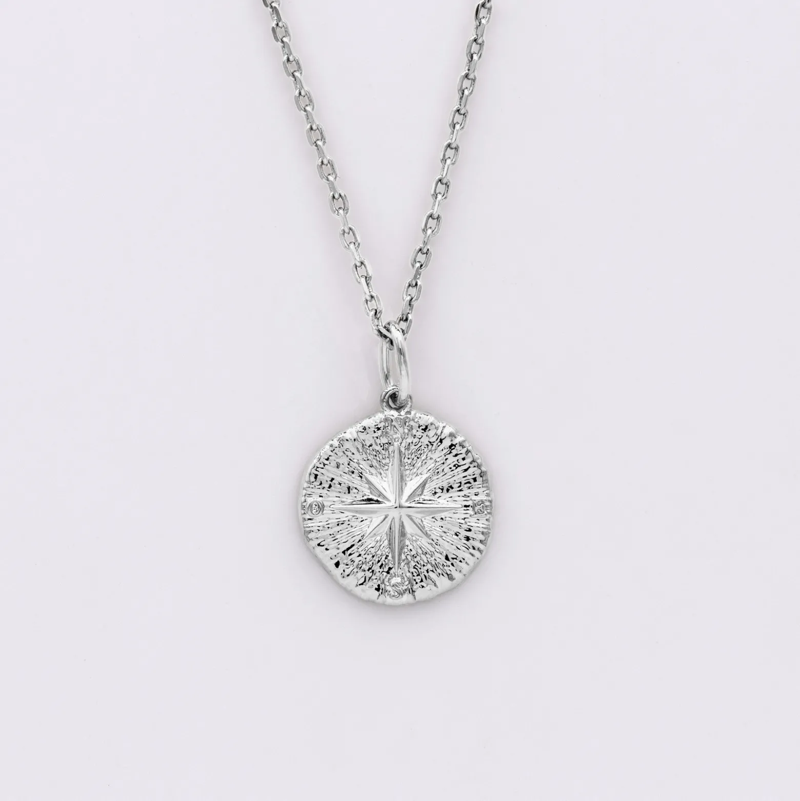 Pendentif enfant personnalisé médaille gravée argent rose des vents texturée 14 mm