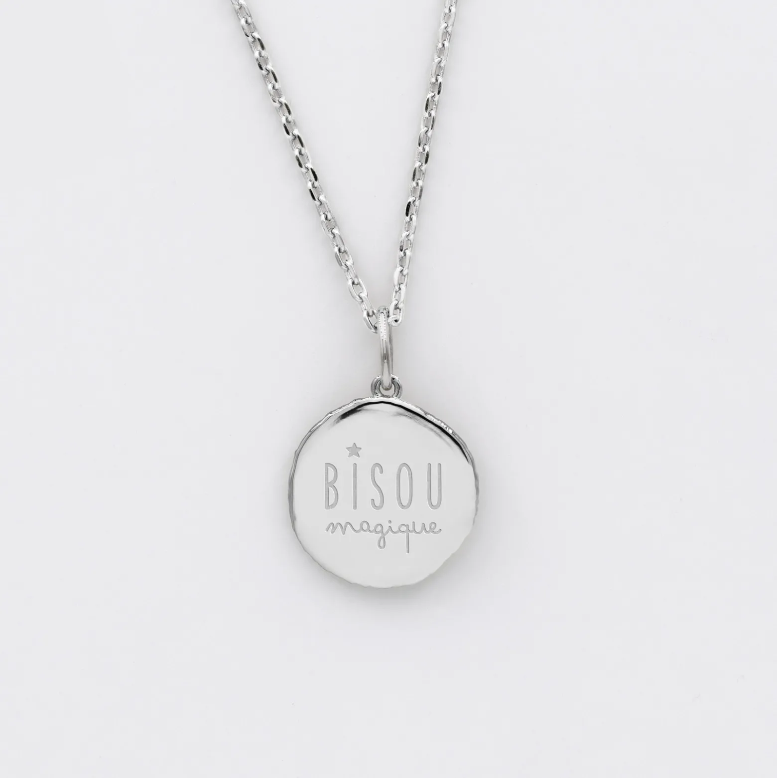 Pendentif enfant personnalisé médaille gravée argent rose des vents texturée 14 mm
