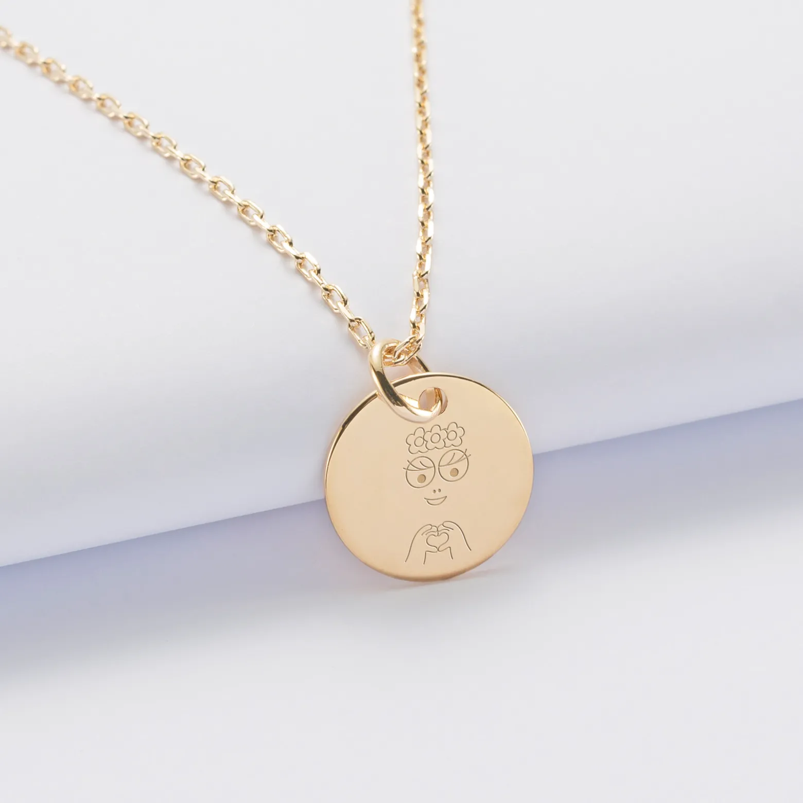 Pendentif enfant personnalisé médaille gravée plaqué or 15 mm - Happybulle x Barbapapa