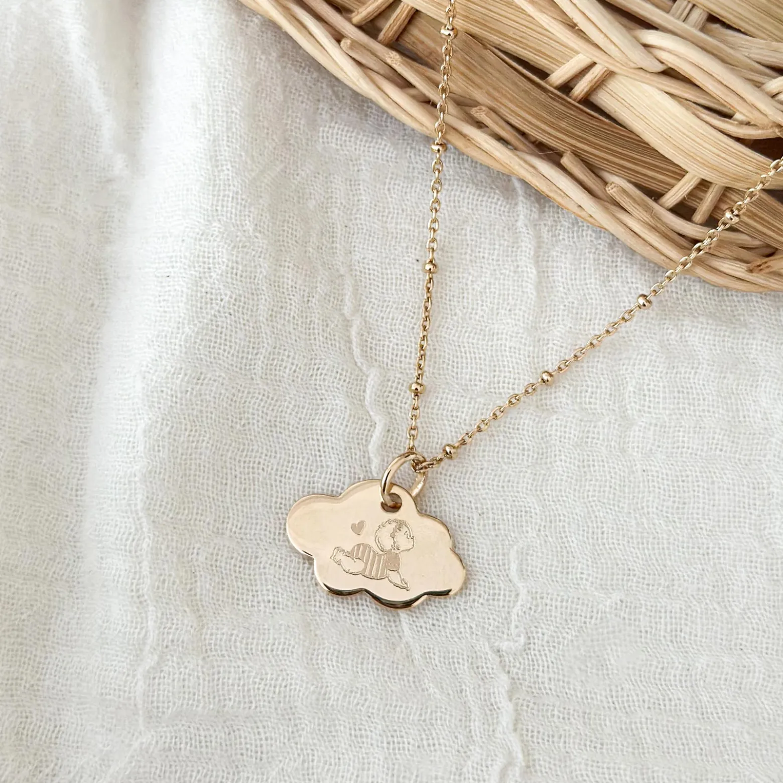 Pendentif enfant personnalisé illustration bébé médaille gravée plaqué or nuage 20x14 mm - HappyBulle x Marie Savart