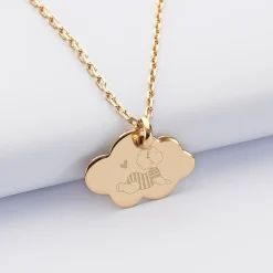 Pendentif enfant personnalisé illustration bébé médaille gravée plaqué or nuage 20x14 mm - HappyBulle x Marie Savart