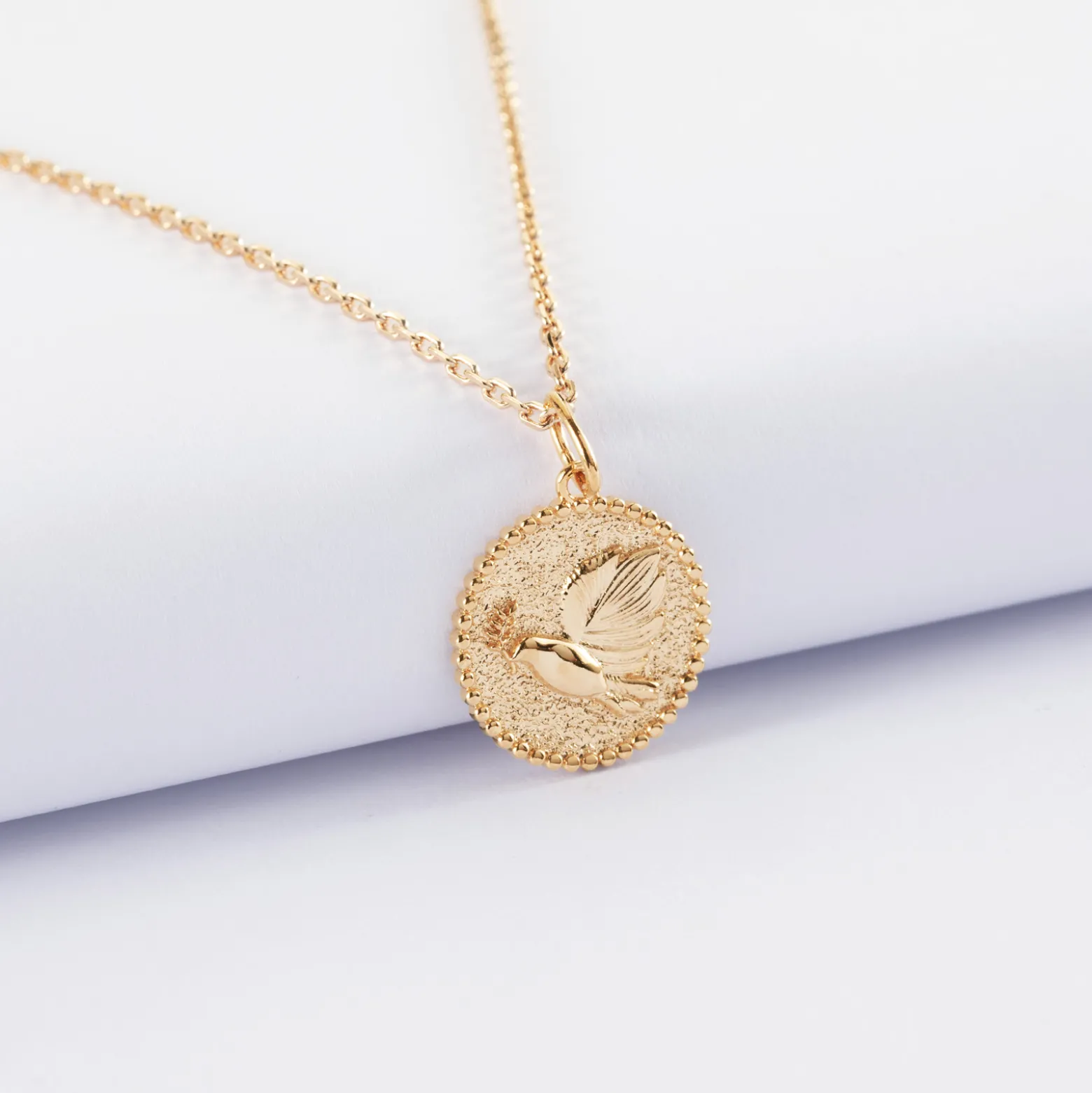 Pendentif enfant personnalisé médaille gravée plaqué or colombe texturée 14 mm